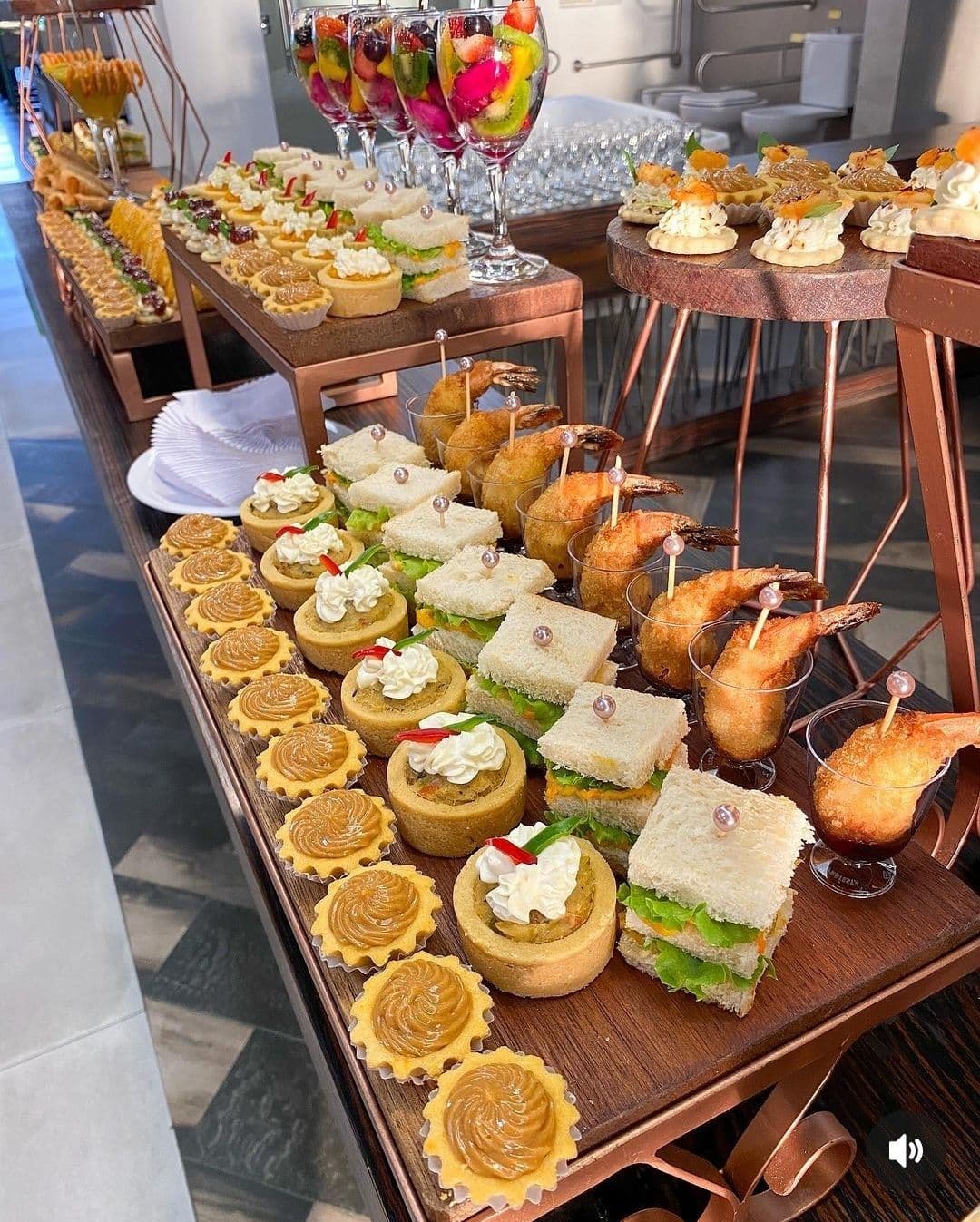 Mini burgers e combos infantis Menfi's Buffet 4