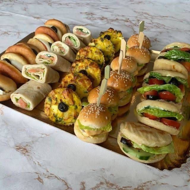 Mini burgers e combos infantis Menfi's Buffet 5