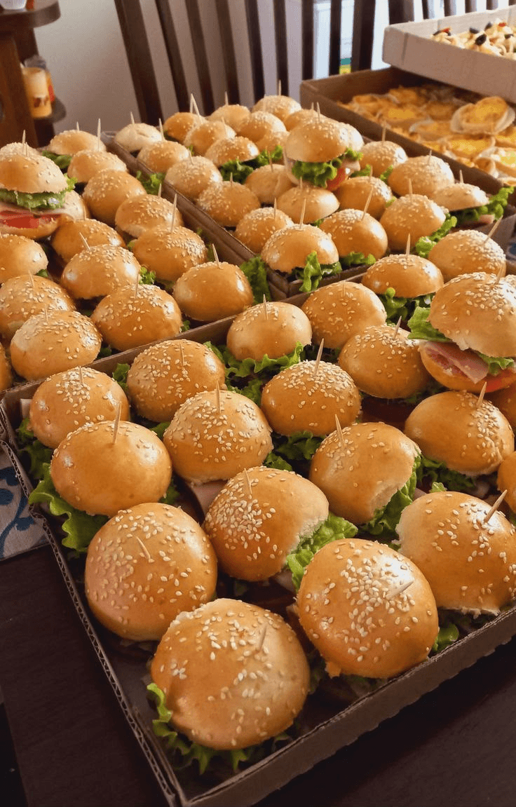 Mini burgers e combos infantis Menfi's Buffet 7